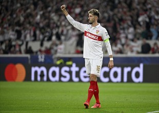 Goal celebration, fist, Atakan Karazor VfB Stuttgart (16) perimeter advertising mastercard, logo,