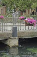 Sculpture Plongeon, head jump, by Laurent Maëro, Maero, metal grid, metal, grey, holes, bridge, La