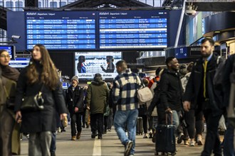 Display boards at Hamburg central station, evening rush hour, in front of another GDL, train driver