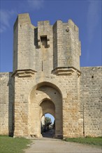 Porte des Cordeliers, town gate, historic town fortifications, town wall, Aigues-Mortes, Gard,