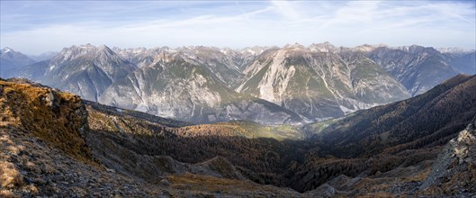 View from the ridge of the Venet to the mountain panorama of the Parzinn Group of the Lechtal Alps,