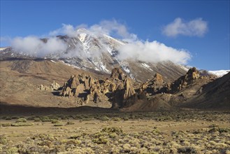 Pico del Teide, 3715m and Roques de Garcia, Teide National Park, Tenerife, Canary Islands, Spain,