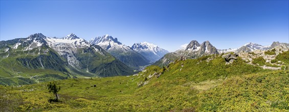 Mountain panorama with glaciated peaks, Aiguille du Midi and Mont Blanc, Aiguille de Mesure and