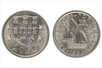 Portuguese coin from 1984 worth 2.5 escudos with sailing ship and national coat of arms, obverse