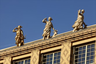 Gelbes Haus, mit einer Fassade aus Wasserstrichklinker und geschmückt mit 52 Elchschaufeln und