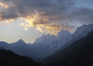 The Kaiser Mountains glow in the sunrise in Kufstein, 10.07.2024