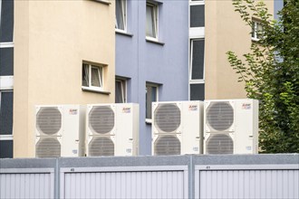 Heat pumps in a residential area, multi-family houses are supplied with heating, cooling and