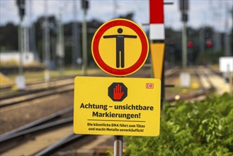 Deutsche Bahn AG warning sign for cable thieves: Attention, invisible markings against theft.