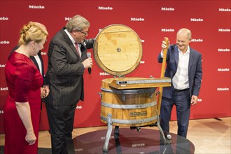 Olaf Scholz (Chancellor of the Federal Republic of Germany, SPD) operates the first Miele washing