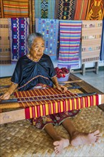 Traditional weaver, weaving, woman's work, working conditions, loom, textile, woman, trade, bazaar,