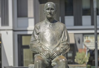 Bertolt Brecht, statue in front of the Berliner Ensemble, Schiffbauerdamm, Bertolt-Brecht-Platz,