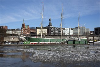 Europe, Germany, Hanseatic City of Hamburg, St. Pauli Landungsbrücken, harbour, view over the Elbe