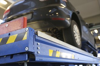 Repair workshop: Car on the lift