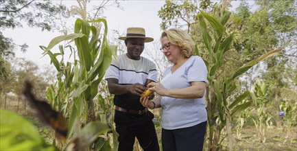 From left: Abdoul Razal Belemgnegre, head of the training centre and Svenja Schulze (SPD), Federal