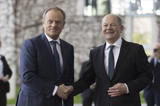 Federal Chancellor Olaf Scholz (SPD) welcomes Donald Tusk, Prime Minister of Poland, at the Federal