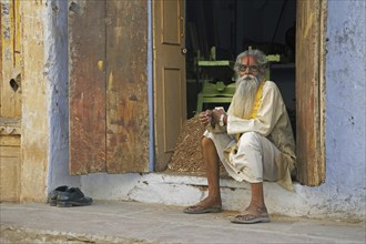 Old Indian man in traditional dress wearing spectacles, Bundi, Rajasthan, India, Asia