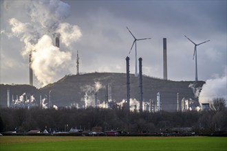 Ruhr Öl-Erdölraffinerien, wind farm Halde Oberscholven, smoke clouds from the cooling tower and