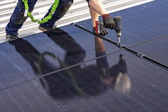 Installation of solar modules on the roof of a commercial enterprise, over 400 photovoltaic modules