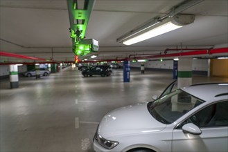 Underground car parks, multi-storey car parks, red or green lamps on the ceiling, show drivers