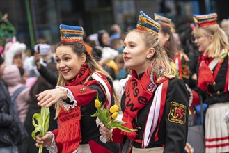 Rose Monday parade in Düsseldorf, groups of carnival societies and other participants in the street