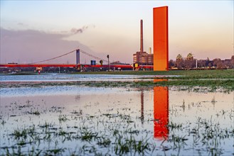 Rhine floods, Duisburg-Kaßlerfeld, floods, behind the Friedrich-Ebert-Rhine bridge, sculpture Rhine