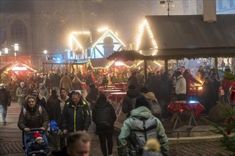 Pre-Christmas season, Christmas market in the city centre of Essen, Kettwiger Straße, snack stalls,