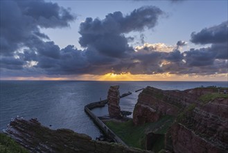 Evening shot, Lange Anna Felsen, red sandstone cliff, Lummenfelsen, cloudy sky, Helgoland Oberland,