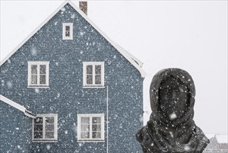 Bust of the Norwegian polar explorer Roald Amundsen, snow drift, Ny-Ålesund, Spitsbergen Island,