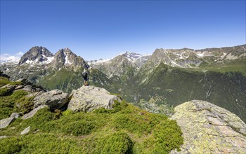 Mountaineer in front of a mountain panorama, Aiguille de Mesure and Aiguille de Chamois, hike to