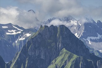 Mountain panorama from the Nebelhorn, 2224m, to the Höfats 2259m, behind it the Großer Krottenkopf,