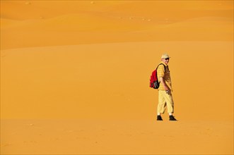 Man (50-55), desert trekking, Erg Chebbi, Morocco, Africa