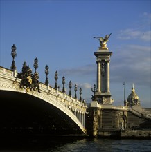 Pont Alexandre III, S tahlbogenbrücke zur Weltausstellung 1900 gebaut, dahinter Invalidendom,