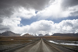 Gravel track through plateau, Ak Shyrak Mountains, near Kumtor, Kara-Say, Tian Shan, Kyrgyzstan,