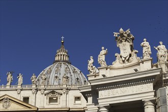 Statues of the Apostles on St Peter's Basilica, San Pietro in Vaticano, Basilica of St Peter in the