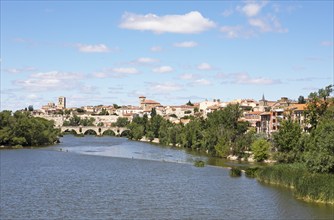 Town view Zamora, in front the Romanesque bridge Puente de Piedra over the river Rio Duero, Zamora,