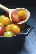 Various cherry tomatoes in pots, cherry tomato