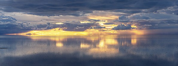 Sunset over the Salar de Uyuni, Salar de Uyuni, Uyuni, Bolivia, South America