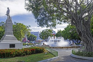 Lions Fountain on Plaza Degetau and statue of Luis Muñoz Rivera on the Plaza Las Delicias in the