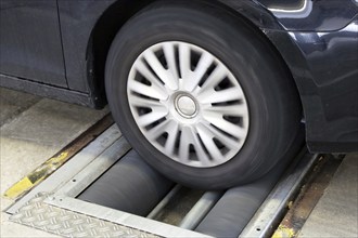 Car on the brake test bench (brake test)