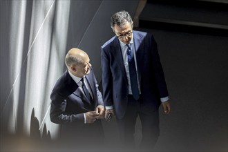 Olaf Scholz (SPD), Federal Chancellor, talks to Cem Özdemir (Alliance 90/The Greens), Federal