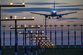 Approach to Düsseldorf International Airport, southern runway, 05R/23L, lighting, North