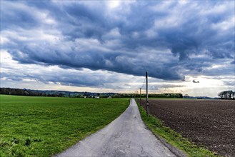 Field path, thick, black rain clouds, landscape in the Bergisches Land, near Halver, North