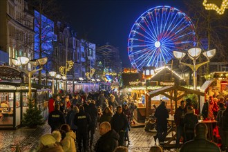 Christmas market on Königsstraße in the city centre of Duisburg, pre-Christmas season, Christmas