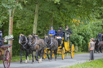 Presentation and route ride, all carriages in stylish tension, popular sporting event over approx.