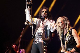 Alice Cooper and Nita Strauss live on Too close for comfort Tour at the Max-Schmeling-Halle in