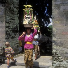 Festlich geschmückte Frauen tragen Opfergaben durch das Toer des Tempel Pura Kehen, Bangli, Bali,