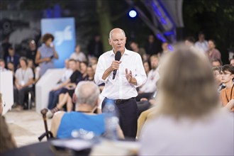 Olaf Scholz (Chancellor of the Federal Republic of Germany, SPD) surrounded by guests at the