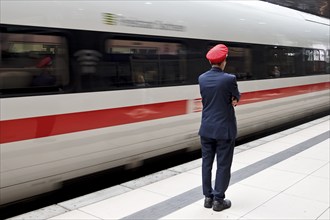 ICE at the centre platform with Deutsche Bahn staff, long-distance train station, airport,