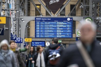 Station concourse, display board, timetable, travellers in the main station of Frankfurt am Main,