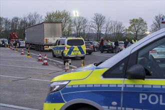 Joint inspection by customs and police, on the A3 motorway towards Cologne, at the Stindertal